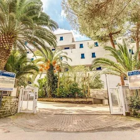 Marina Club Hotell 4*