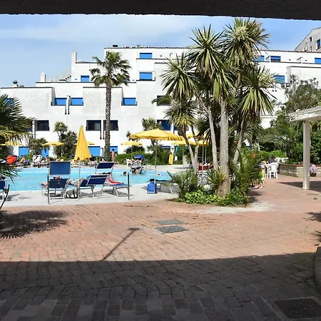 Marina Club Hotell 4*